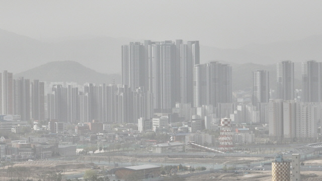 ▲ 21일 낮 12시를 기해 강릉·동해·삼척·태백에 미세먼지주의보가 발령됐다. 사진은 지난 13일 미세먼지 나쁨을 보인 춘천 모습. 강원도민일보 자료사진