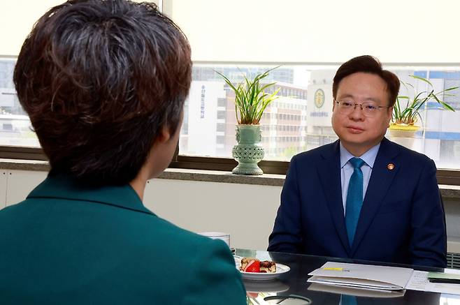 조규홍 보건복지부 장관이 21일 서울 용산구 대한간호조무사협회를 방문해 곽지연 대한간호조무사협회장과 면담하고 있다. 연합뉴스