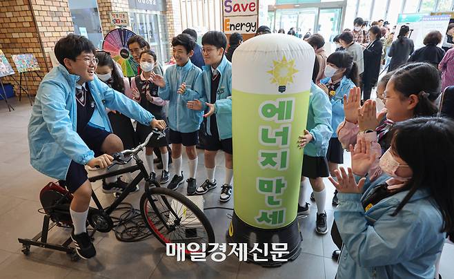 지구의 날을 하루 앞둔 21일 오전 서울 서초구청에서 열린 ‘서초구 탄소중립 실천을 위한 체험행사’에서 초등학생들이 자전거 발전기 돌리기 체험을 하고 있다. 2023.04.21 [박형기기자]