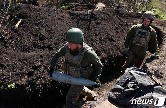 (도네츠크 AFP=뉴스1) 우동명 기자 = 17일(현지시간) 우크라이나 도네츠크 참호에서 병사가 러시아 군 진지를 향해 발사할 포탄을 옮기고 있다.   ⓒ AFP=뉴스1  Copyright (C) 뉴스1. All rights reserved. 무단 전재 및 재배포 금지.