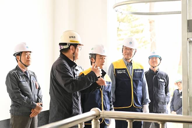 안병옥 한국환경공단이사장(왼쪽에서 세번째)가 21일 오전 경북 울진군 울진하수관러 정비사업 현장에서 안전점검을 하고 있다. /사진제공=한국환경공단