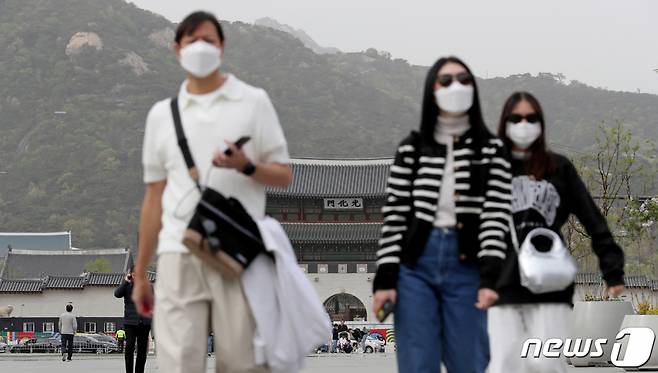 중국발 황사로 미세먼지 경보가 연일 이어진 지난 13일 서울 종로구 광화문광장에서 마스크를 착용한 시민들이 거리를 걷고 있다. /사진=뉴스1