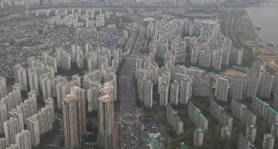 21일 부동산 정보제공업체 '부동산R114'에 따르면 이번주 서울 아파트 가격은 전주 대비 낙폭이 확대된 -0.05%에 머물렀다. 도봉(-0.15%) 관악·구로(-0.13%) 금천·성북·중구(-0.11%) 지역의 하락세가 두드러졌다. 전세시장의 경우 수요는 계속 있으나 매물이 다소 적체되면서 서울 아파트 전세가격은 전주 대비 0.08% 떨어졌다. 도봉(-0.15%) 관악·구로(-0.13%) 금천·성북·중구(-0.11%) 등의 구축단지 위주로 하락했다./사진=뉴시스