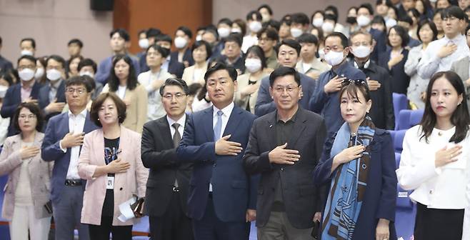 [전주=뉴시스] 21일 전북도청 공연장에서 열린 2023년 4월 소통의 날 행사에 김관영 전북지사와 명사특강에 초청된 송창근 KMK 글로벌 스포츠그룹 회장등 참석자들이 국민의례를 하고 있다. 2023.04.21 (사진= 전라북도청 제공) *재판매 및 DB 금지