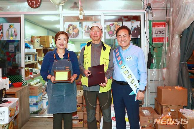 [전주=뉴시스]윤난슬 기자 = 초등학생들의 안전한 등하굣길을 위해 통학로 선행을 베푼 50대 부부에게 감사패가 수여됐다.(사진=전북교육청 제공)