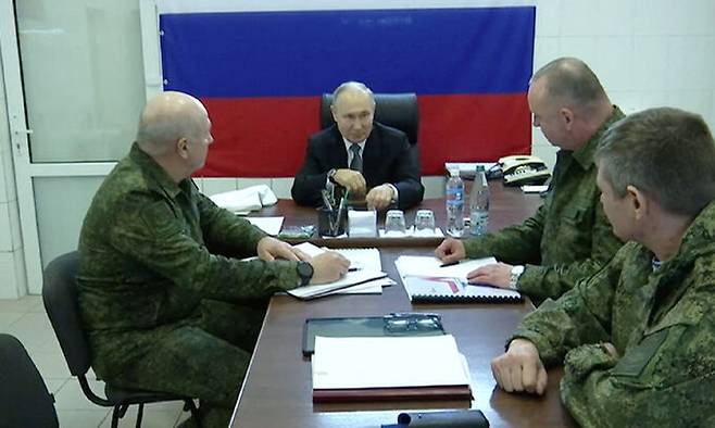 지난 18일(현지시간) 블라디미르 푸틴 러시아 대통령(가운데)이 우크라이나 내 점령지인 헤르손주(州) 드니프로 군부대를 방문하고 있다. AFP연합뉴스