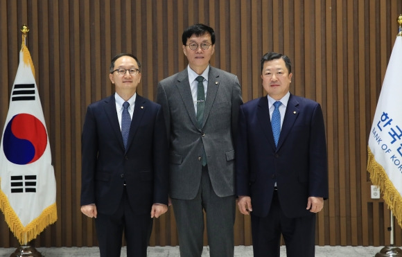 이창용 총재, 금융통화위원회 임명장 수여식 참석 - 이창용 총재, 금융통화위원회 임명장 수여식 참석     (서울=연합뉴스) 이창용 한국은행 총재(가운데)가 21일 서울 중구 한국은행에서 열린 금융통화위원회 임명장 수여식에 참석해 장용성 신임 금융통화위원회 위원(왼쪽), 박춘섭 신임 금융통화위원회 위원과 기념 촬영하고 있다. 2023.4.21 [한국은행 제공. 재판매 및 DB 금지]     photo@yna.co.kr (끝)