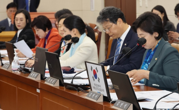 보건복지위원회 태극기 부착 논란 - 23일 국회에서 열린 보건복지위원회 전체회의에서 이날 오전 회의에 참석하지 않은 더불어민주당 김원이 의원 자리 노트북에 ‘역사를 팔아서 미래를 살수는 없습니다’란 문구를 쓴 태극기를 부착된 것 때문에 회의가 정회되는 등 논란이 됐다. 여야는 정회한 뒤 노트북을 접고 회의자료로 태극기를 가리는 것으로 합의하고 회의를 속개했다. 2023.3.23 연합뉴스