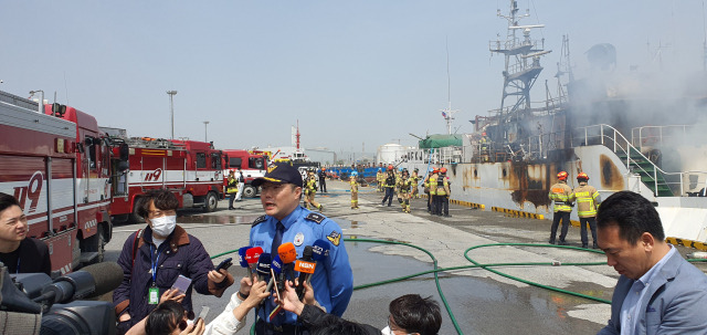 21일 오후 울산항 용연부두에서 울산해양경찰서 김훈영 경비구조대장이 러시아 어선 화재 현황 등을 설명하고 있다. 울산=장지승기자