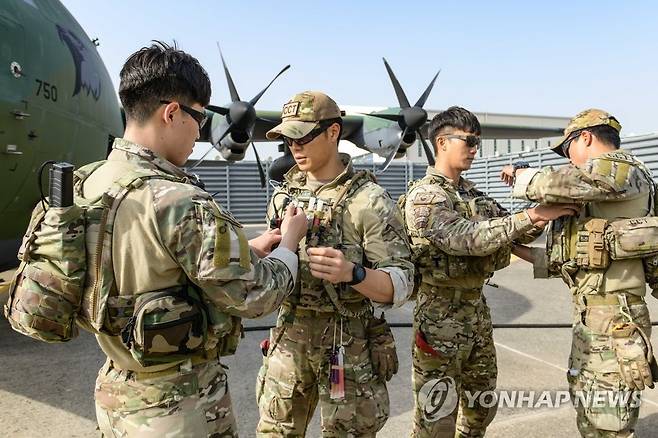 해외 임무 준비하는 공군 제5공중기동비행단 공정통제사 요원 (서울=연합뉴스) 21일 공군 제5공중기동비행단 공정통제사 요원들이 서로 필요한 물자를 점검해주며 수단 교민철수 해외임무를 준비하고 있다.
    공군 공정통제사는 21년 8월 아프가니스탄 조력자 안전이송을 위해 투입된 바 있으며, 이번에도 재외국민의 안전한 철수를 위해 투입될 예정이다. 2023.4.21 [국방부 제공. 재판매 및 DB 금지] photo@yna.co.kr