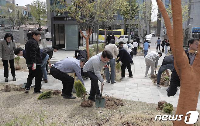 새내기 공무원 시보 해제 기념 나무심기 나선 시청 공무원들과 육동한 춘천시장.(육동한 시장 SNS 캡처)