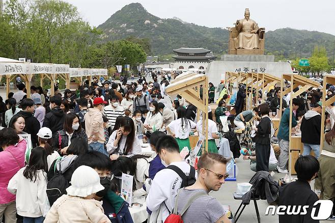 22일 서울 종로구 광화문광장에서 지구의 날을 맞아 열린 '2023 지구의 날 행사'가 시민들로 북적이고 있다. 2023.4.22/뉴스1 ⓒ News1 민경석 기자
