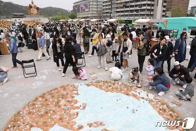 22일 서울 종로구 광화문광장에서 지구의 날을 맞아 열린 '2023 지구의 날 행사'가 시민들로 북적이고 있다. 2023.4.22/뉴스1 ⓒ News1 민경석 기자