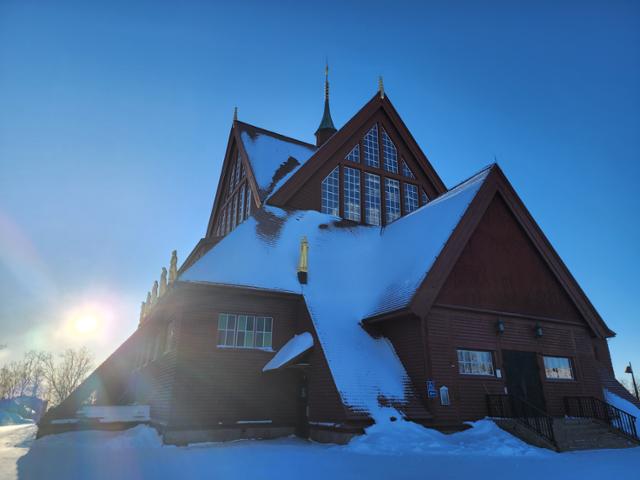 지난달 26일 스웨덴 키루나에 있는 키루나 교회 전경. 키루나가 철광석 산업으로 부흥하기 시작한 1912년 완공됐다. 스웨덴에서 '가장 인기 있는 목조 건물'로 선정되는 등 키루나 주민들에게는 상징적 건축물로 자리 잡고 있다. 키루나(스웨덴)=신은별 특파원