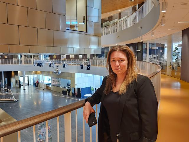 스웨덴 키루나시에서 도시 계획을 총괄하는 니나 엘리아손 수석건축가가 지난달 27일 새 시청 청사에서 한국일보와 인터뷰한 뒤 포즈를 취하고 있다. 키루나(스웨덴)=신은별 특파원