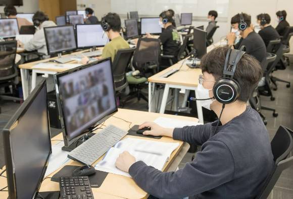 2021년 하반기 온라인 직무적성검사(GSAT)를 앞두고 감독관들이 응시자들을 대상으로 예비소집을 진행한 모습 [사진=삼성전자]