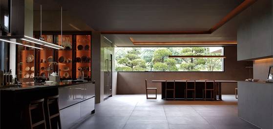 영화 ‘기생충’ 속 부엌 테이블과 의자, 거실 테이블과 조명은 박종선 디자이너의 작품이다. [사진 영화사]