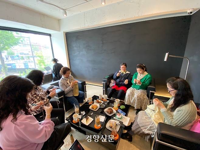 손뜨개 모임 ‘손으로 놀자’의 회원들은 손뜨개 예찬론을 쏟아낸다. 가장 큰 장점은 기대감과 성취감을 동시에 느낄 수 있다는 점이다.