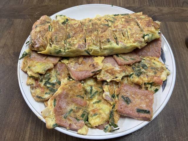 Gyeranmari, also known as Korean egg roll, and Korean-style spam slices at Joil Food (Park Jun-hee/The Korea Herald)