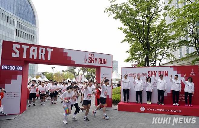 22일 오전 서울 송파구 롯데월드타워에서 열린 2023 롯데월드타워 수직 마라톤 대회 '스카이런'에서 참가자들이 응원을 받으며 출발하고 있다.