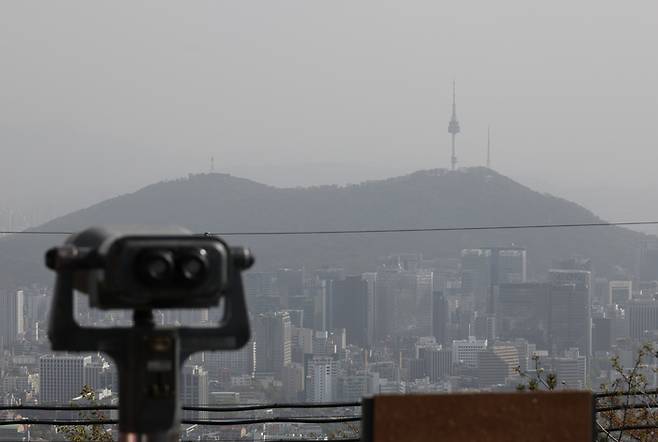 16일 오후 북악산 팔각정에서 바라본 서울 시내가 황사와 미세먼지로 뿌옇다. [사진출처 = 연합뉴스]