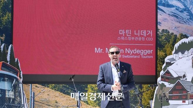스위스 봄거리 축제 개막식에서 인사말을 전하고 있는 마틴 니데거 스위스정부관광청 CEO / 사진=홍지연 여행+ 기자