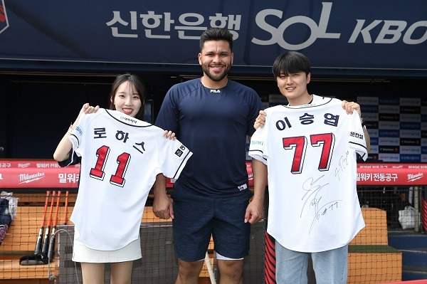 개막전 끝내기 홈런을 친 두산 로하스와 기념사진 촬영한 두산 팬 커플. 사진=두산 베어스