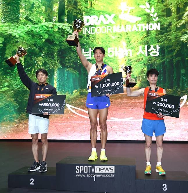 ▲ 제1회 디랙스 인도어 마라톤 대회에서 남자 5km 부문에 입상한 박재영, 김은섭, 감진규(왼쪽부터). ⓒ 광명, 곽혜미 기자