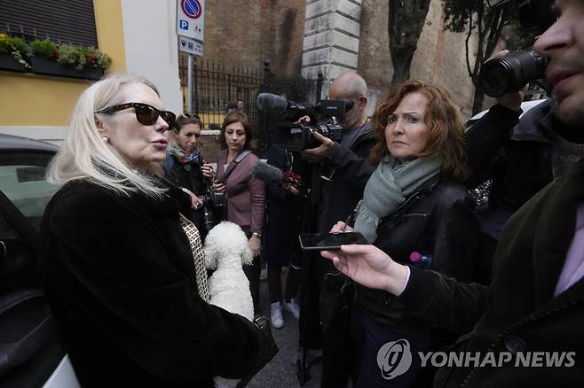 강제 퇴거당한 리타 왕자비 (로마 AP=연합뉴스) 20일(현지시간) 이탈리아 로마의 '빌라 아우로라'에서 강제 퇴거당한 리타 옌레테 본콤파니 루도비시 왕자비가 취재진의 질문에 답하고 있다. 2023.04.20 photo@yna.co.kr