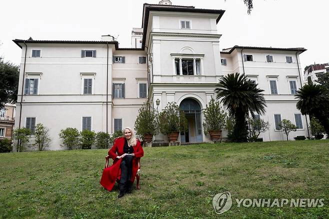 대저택 배경으로 포즈 취하는 리타 왕자비 [로이터=연합뉴스 자료사진. 재판매 및 DB 금지]