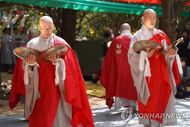 "건강과 안녕 기원" 지리산 봉천산신제 (구례=연합뉴스) 22일 오전 전남 구례군 마산면 화엄사 내 암자인 구층암에서 백성의 건강과 안녕을 기원하는 지리산 봉천산신제가 봉행되고 있다. 2023.4.22 [화엄사 제공. 재판매 및 DB 금지] areum@yna.co.kr