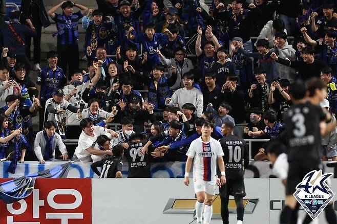 관중 품에 안긴 천성훈(한국프로축구연맹 제공)