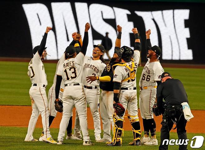 피츠버그 파이리츠 선수들이 23일(한국시간) 열린 메이저리그 신시내티 레즈전에서 2-1로 이긴 후 기뻐하고 있다. ⓒ AFP=뉴스1