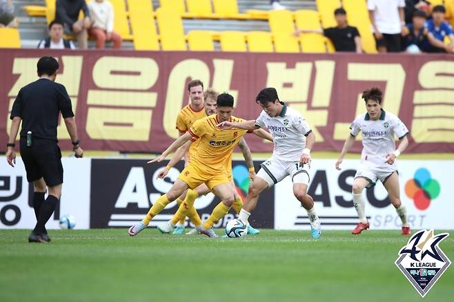 득점 없이 비긴 강원FC와 광주FC(한국프로축구연맹 제공)