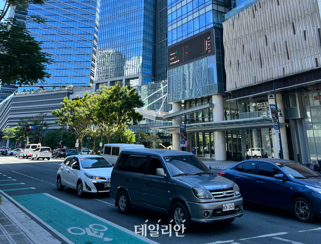 필리핀 지역 내 도로에서 자동차가 신호를 대기하고 있다. ⓒ데일리안 박진석 기자