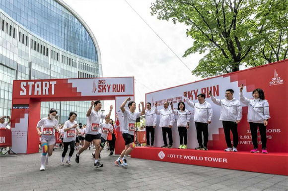 ﻿22일 오전 서울 송파구 롯데월드타워에서 열린 수직마라톤 대회 '스카이런(SKY RUN)'에서참가자들이 대회 시작과 함께 힘차게 출발하고 있다. [사진=롯데물산]