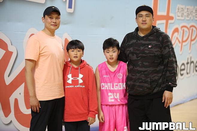 ▲양기철-양민호 부자(왼쪽), 배중일-배건우 부자(오른쪽)&nbsp;