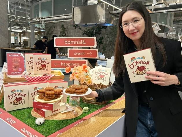 현대백화점은 오는 27일까지 더현대 서울 지하1층 식품관에서 인기 유튜버 '여수언니'가 론칭한 디저트 브랜드의 첫 제품인 '봄날엔약과' 팝업매장을 운영한다고 23일 밝혔다. 사진=현대백화점