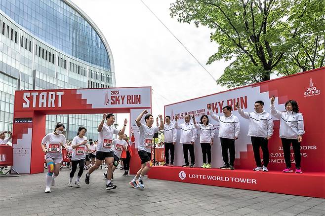 지난 22일 오전 서울 송파구 롯데월드타워에서 열린 수직마라톤 대회 ‘스카이런’에서 참가자들이 대회 시작과 함께 힘차게 출발하고 있다. [사진 출처 = 롯데물산]