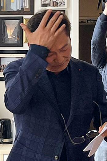 더불어민주당 송영길 전 대표가 22일(현지시간) 프랑스 파리 3구에 있는 한 사무실에서 기자회견을 하면서 이마에 흐르는 땀을 닦고 있다. [연합]