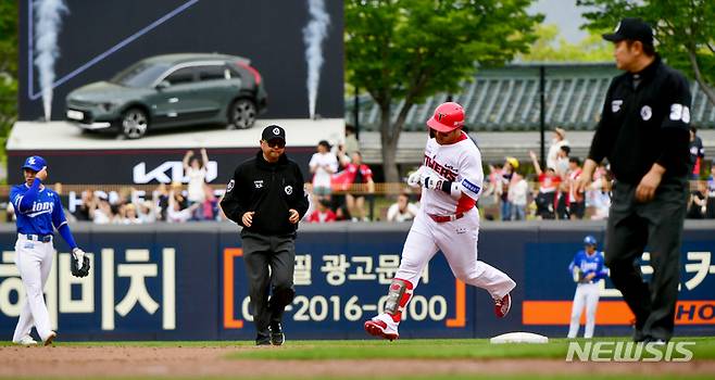 [광주=뉴시스] 이영주 기자 = 23일 오후 광주 북구 광주-기아챔피언스필드에서 열린 2023프로야구 KIA 타이거즈 대 삼성 라이온즈의 경기, 7회 말 KIA 최형우가 솔로 홈런을 날린 뒤 마운드 위를 달리고 있다. 2023.04.23. leeyj2578@newsis.com