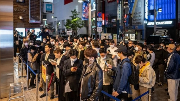 무라카미 하루키의 새 작품 ‘도시와 그 불확실한 벽들’이 발매된 지난 13일 자정 발매 시간에 맞춰 많은 독자들이 밤늦게 긴 줄을 서 있다. 도쿄 AFP 연합뉴스