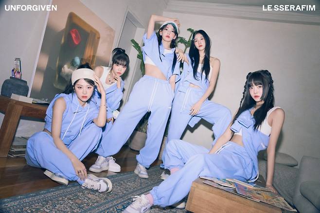 LE STERAFIM posted a group and unit photo on the official SNS of Source Music and Team on the 23rd on the Weavers Album of Regular 1 UNFORGIVEN.In the group photo, LE SSERAFIM showed confidence with sporty fashion and bold pose.The five members visualized the characteristics of the team wearing the FEARLESS BLUE color sweat suit, which represents the official color of LE STERAFIM and the highest temperature of the star.LE SERAFIM presented a total of three versions of concept photos, including photos released today, BLOODY ROSE (Bloody Rose), DEWY SAGE (Dewey Sage) with free energy, and DUSTY AMBER (Dusty Amber) depicting Pioneers in the City.In addition, fans around the world expressed great satisfaction with the Come Back content, which captures both quantity and quality, and expressed expectations for the new album.