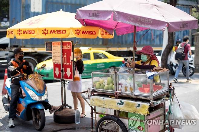 폭염 속 방콕 거리에서 과일 파는 상인 [AFP 연합뉴스 자료사진. 재판매 및 DB 금지]