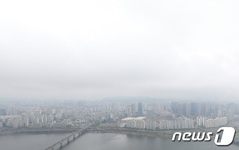 비가 내린 18일 서울 여의도 63빌딩에서 바라본 도심에 먹구름이 끼어 있다. 2023.4.18/뉴스1 ⓒ News1 김민지 기자