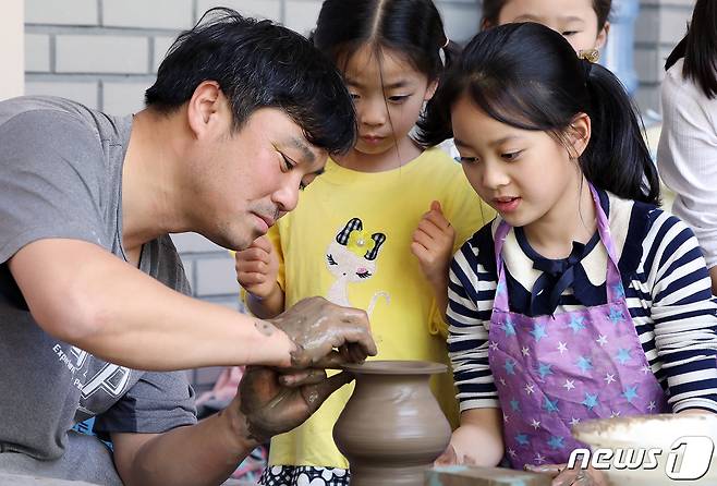 2019년 신륵사관광단지 일원에서 열린 제31회 여주도자기축제 때 모습.. (여주세종문화재단 제공) 2019.5.3/뉴스1