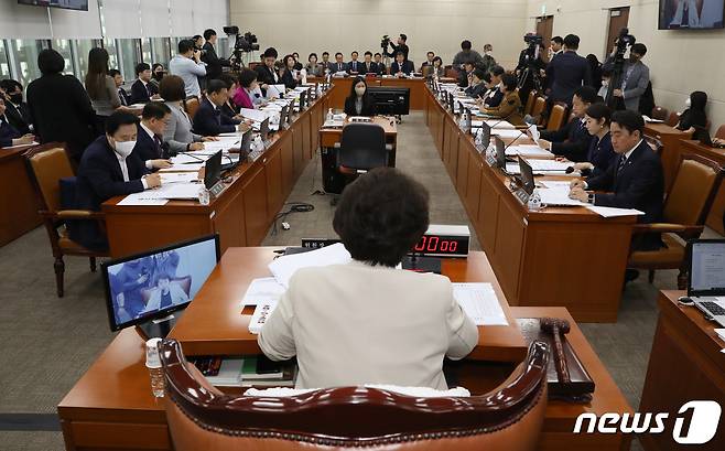 정춘숙 국회 보건복지위원회 위원장이 24일 서울 여의도 국회에서 열린 보건복지위원회 전체회의를 주재하고 있다. 2023.4.24/뉴스1 ⓒ News1 송원영 기자