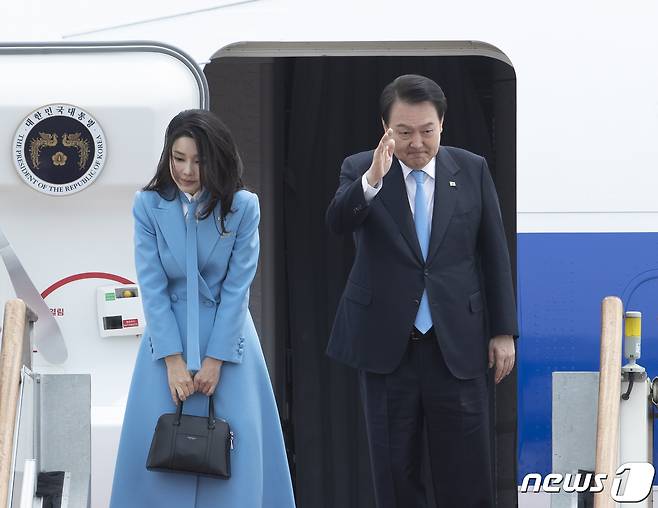 5박7일 일정으로 미국을 국빈 방문하는 윤석열 대통령과 김건희 여사가 24일 오후 경기 성남시 서울공항을 통해 출국하고 있다. 2023.4.24/뉴스1 ⓒ News1 신웅수 기자