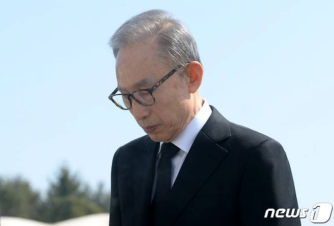 이명박 전 대통령이 서해수호의 날을 앞두고 22일 대전 유성구 국립대전현충원을 찾아 현충탑에 참배하고 있다. 이날 참배는 이 전 대통령과 함께 류우익 전 대통령 실장, 정정길 전 대통령 실장, 이재오 전 특임장관, 이귀남 전 법무부장관, 현인택 전 통일부장관, 정동기 전 청와대 민정수석, 김두우 전 청와대 홍보수석, 홍상표 전 청와대 홍보수석, 장다사로 전 청와대 총무기획관 등 이명박 정부 인사 24명이 함께했다. 2023.3.22/뉴스1 ⓒ News1 김기태 기자