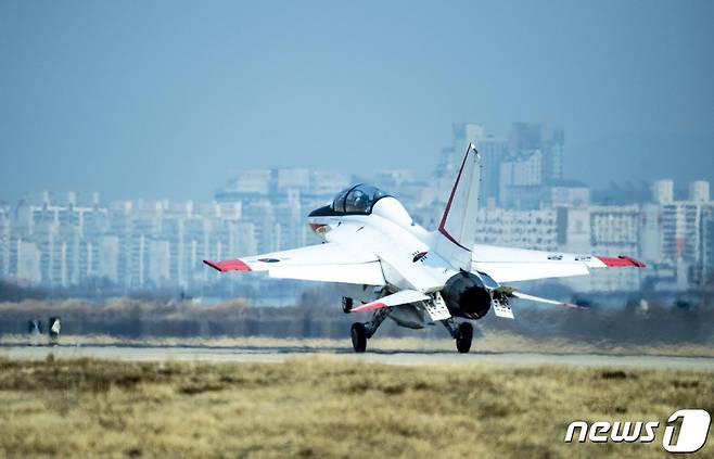 공군 제1전투비행단 T-50 고등훈련기가 광주 군공항 활주로에 착륙하고 있다.(공군1전비 제공)/뉴스1